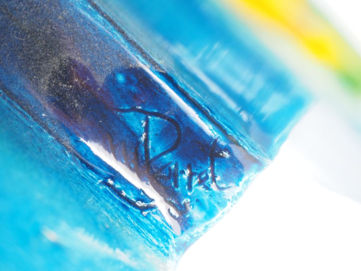 PATTEL.  Porte courrier en céramique bleu turquoise. Signé.  Dim. 13,5