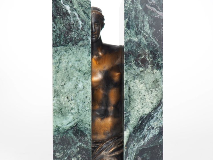 SOSNO.  "oblitération" Sculpture en bronze et marbre.  Signée. Edition