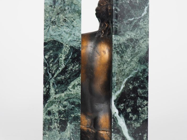 SOSNO.  "oblitération" Sculpture en bronze et marbre.  Signée. Edition