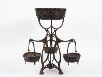 Vente aux enchères Grande jardinière Art Nouveau en bronze à décor de fleurs, piétement t