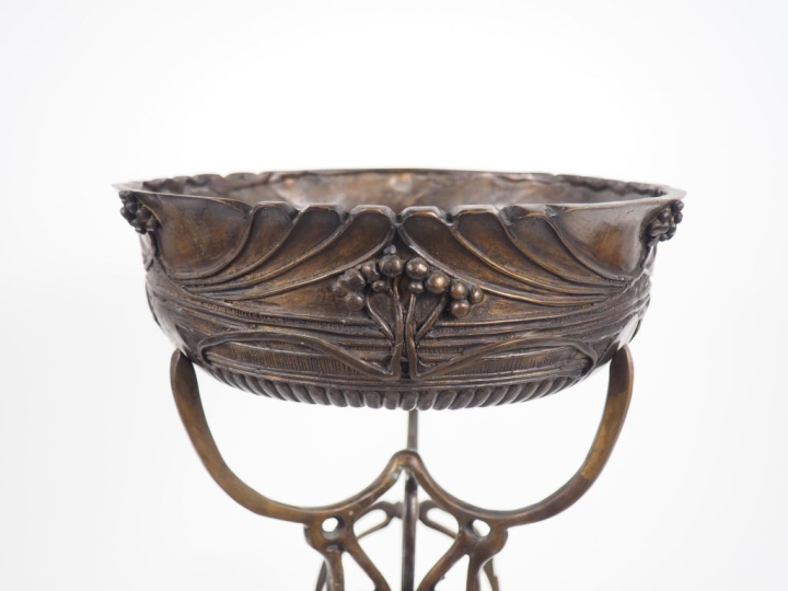 Grande jardinière Art Nouveau en bronze à décor de fleurs, piétement t