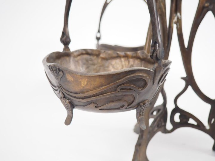 Grande jardinière Art Nouveau en bronze à décor de fleurs, piétement t