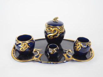 Vente aux enchères Nécessaire de bureau Art Nouveau en porcelaine bleue de four et or, à 