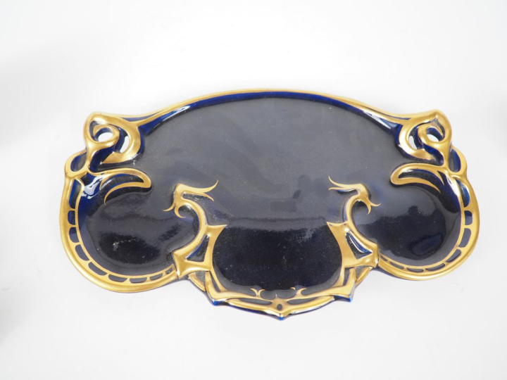 Nécessaire de bureau Art Nouveau en porcelaine bleue de four et or, à 