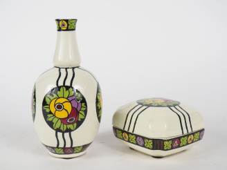 Vente aux enchères Vase et bonbonnière Art déco en faience fine à décor de fleurs polychr