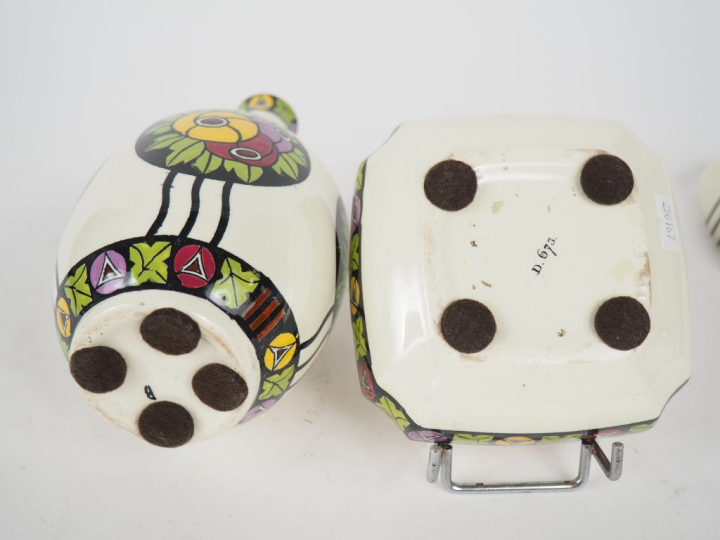 Vase et bonbonnière Art déco en faience fine à décor de fleurs polychr