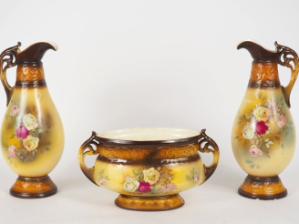 Vente aux enchères Garniture de cheminée 1900 en faience fine à décor polychrome de bouqu