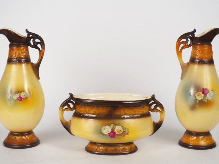 Garniture de cheminée 1900 en faience fine à décor polychrome de bouqu