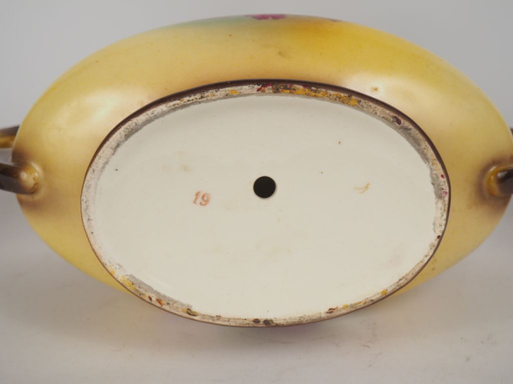 Garniture de cheminée 1900 en faience fine à décor polychrome de bouqu