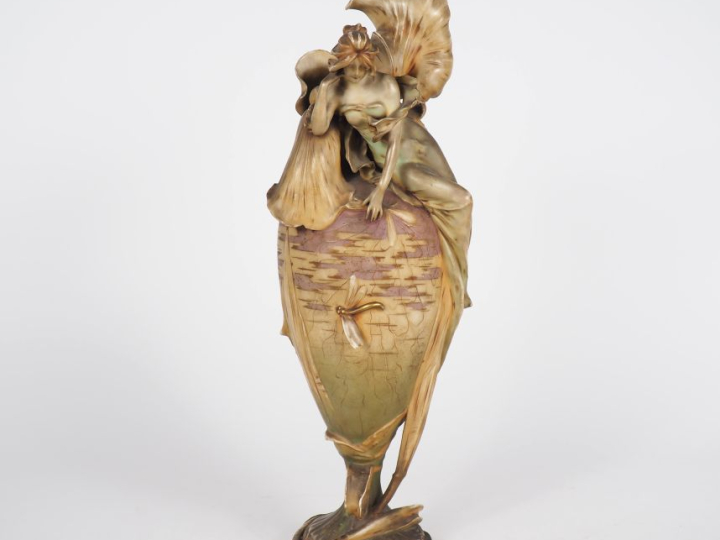 Vase Art Nouveau en céramique autrichienne à décor en relief et ajouré