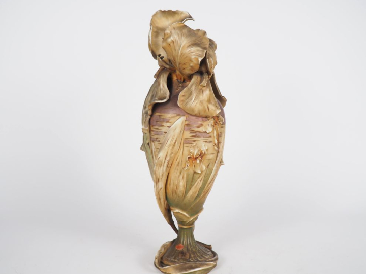 Vase Art Nouveau en céramique autrichienne à décor en relief et ajouré