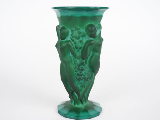 Vente aux enchères Vase Art Déco en verre moulé à l'imitation de la malachite, à décor en