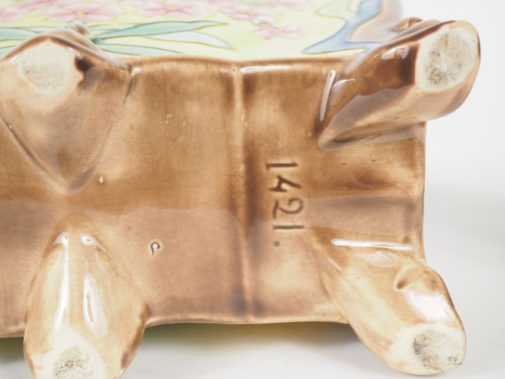 Garniture Art Nouveau en faience à décor de fleurs polychromes compren