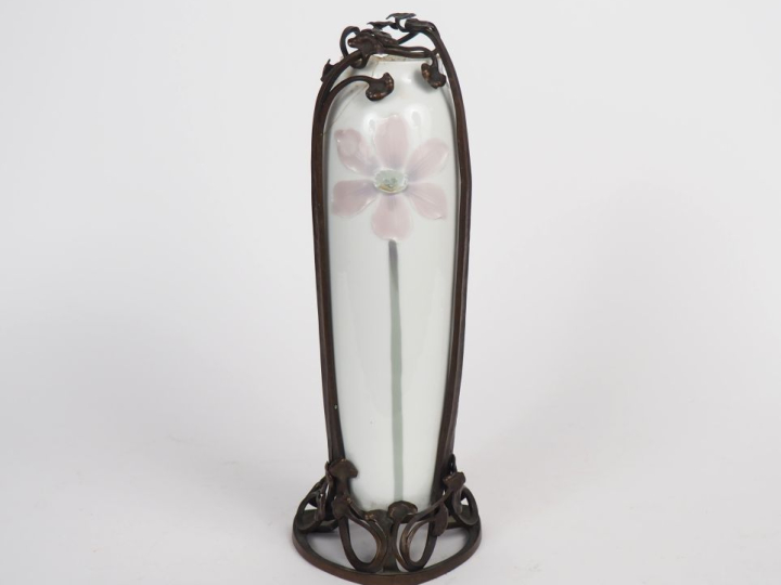 Vase monté Art Nouveau en porcelaine polychrome et bronze, monture à d