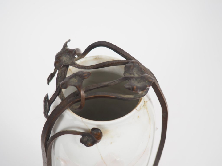 Vase monté Art Nouveau en porcelaine polychrome et bronze, monture à d