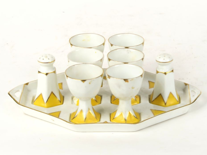 Service à œufs à la coque Art Déco en porcelaine blanche et jaune.