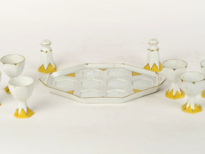 Service à œufs à la coque Art Déco en porcelaine blanche et jaune.