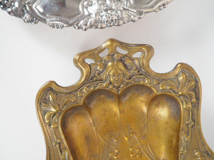 3 panières Art Nouveau en métal argenté ou laiton.