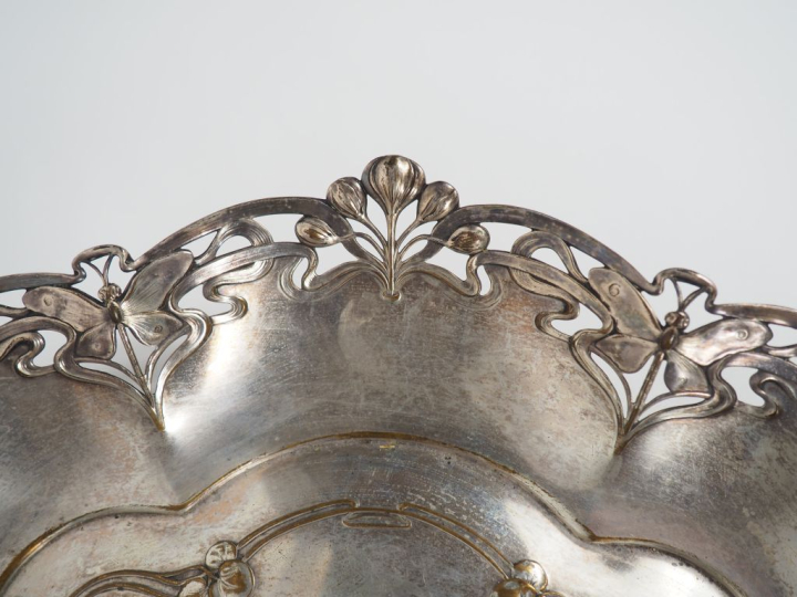 3 panières Art Nouveau en métal argenté ou laiton.