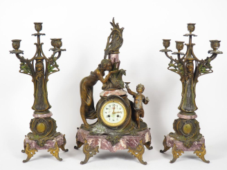 Vente aux enchères Garniture de cheminée Art Nouveau en régule polychrome et marbre compr