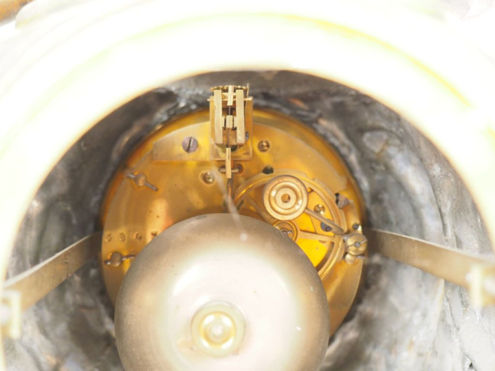 Garniture de cheminée Art Nouveau en régule polychrome et marbre compr