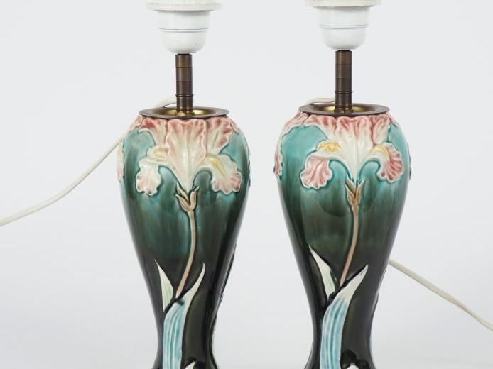 Paire de vases ovoïdes Art Nouveau en barbotine à décor polychrome d'i