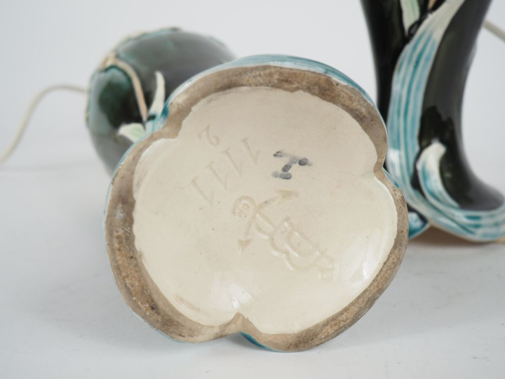 Paire de vases ovoïdes Art Nouveau en barbotine à décor polychrome d'i