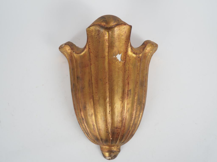 Applique 1940 en stuc doré en forme de feuille. (éclat de dorure) Dim.