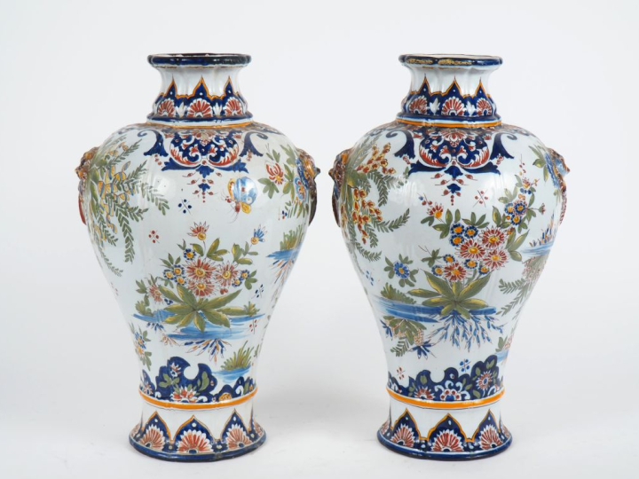 SAINT-CLEMENT.  Paire de vases ovoides en faience à décor de fleurs po