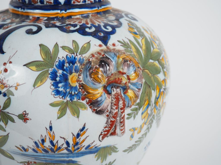 SAINT-CLEMENT.  Paire de vases ovoides en faience à décor de fleurs po