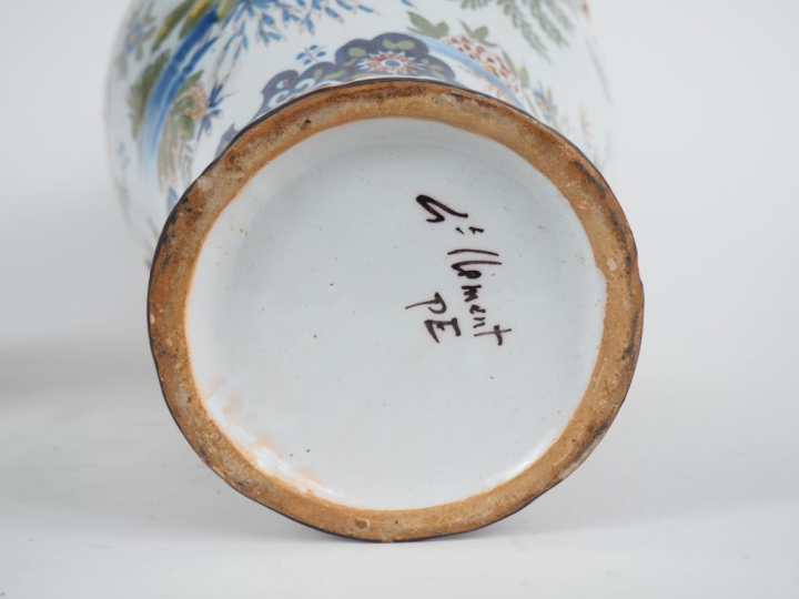 SAINT-CLEMENT.  Paire de vases ovoides en faience à décor de fleurs po