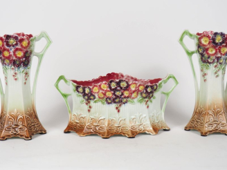 Vente aux enchères Garniture Art Nouveau en céramique à décor en léger relief de primevèr