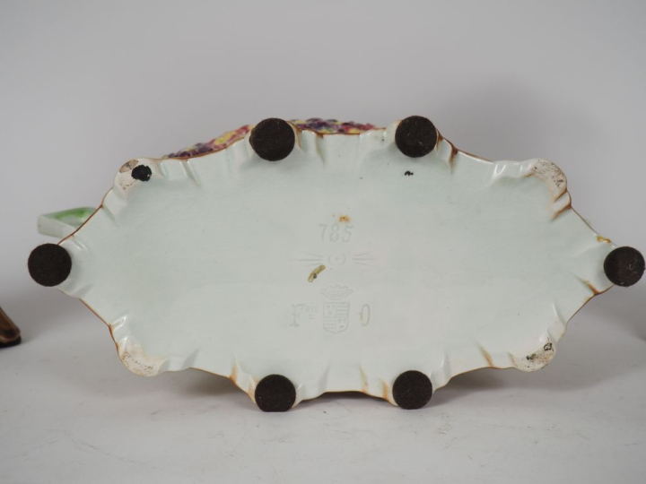 Garniture Art Nouveau en céramique à décor en léger relief de primevèr