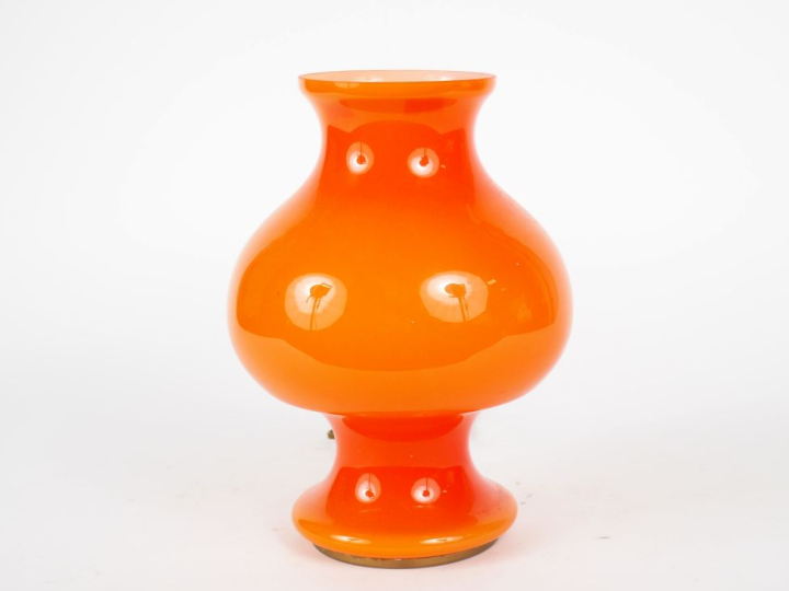 Lampe vintage en verre opalin orange. H.28cm.