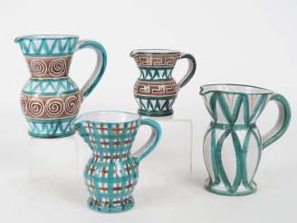 Vente aux enchères Robert PICAULT. Quatre differentes verseuses en céramique polychrome. 