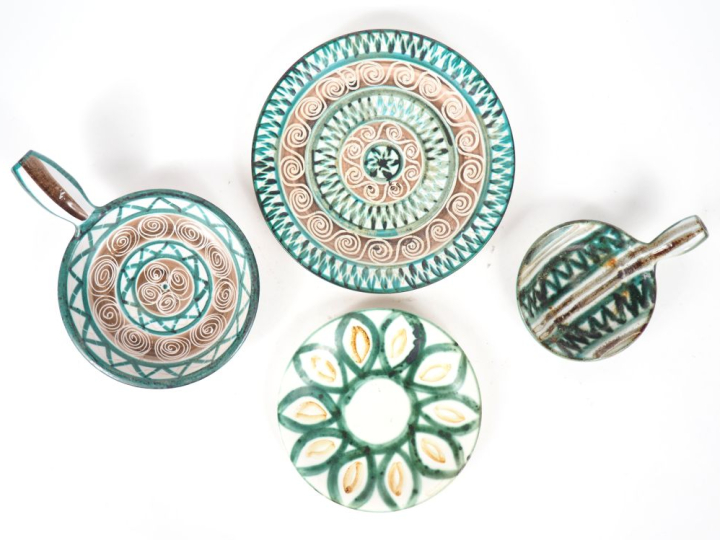 Robert PICAULT. Deux assiettes et deux poelons en céramique polychrome
