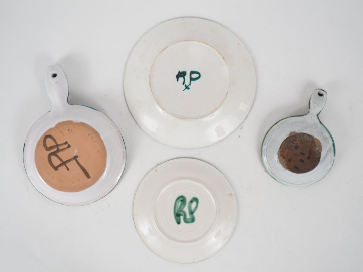Robert PICAULT. Deux assiettes et deux poelons en céramique polychrome