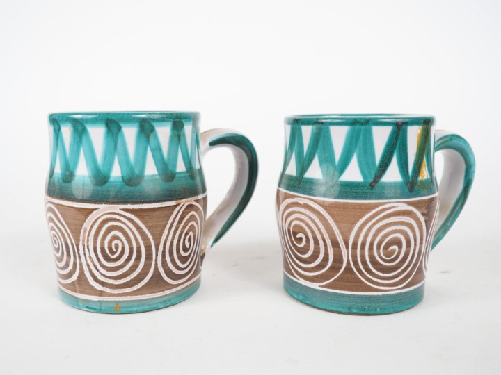 ROBERT PICAULT. Paire de chopes en céramique polychrome.
