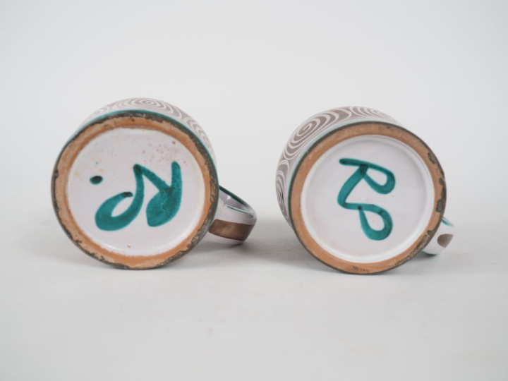 ROBERT PICAULT. Paire de chopes en céramique polychrome.
