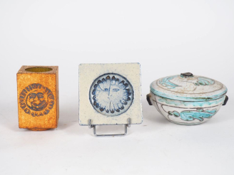 Vente aux enchères CAPRON. Vase en grés ocre à décor de visage fleuri (egrenure). Coupell