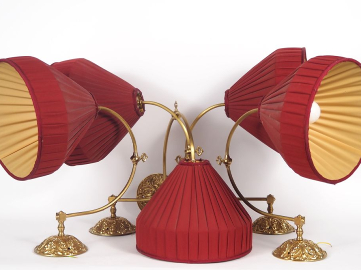 Suite de 5 appliques en laiton, abat jours en tissu plissé bordeaux.