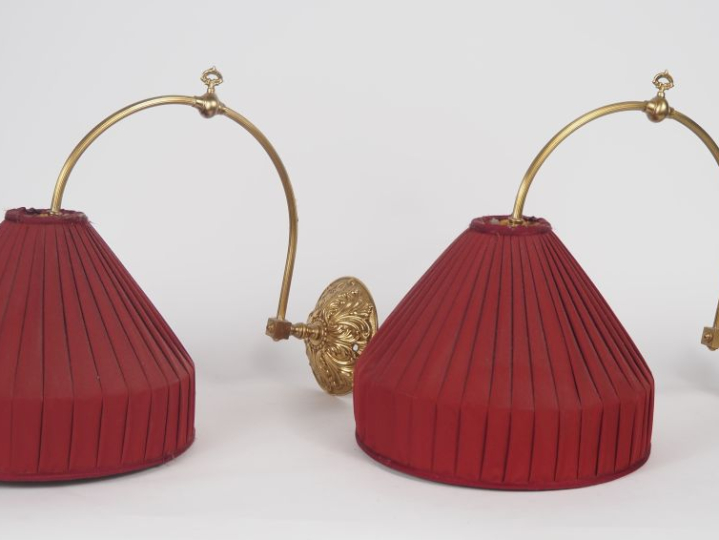 Suite de 5 appliques en laiton, abat jours en tissu plissé bordeaux.
