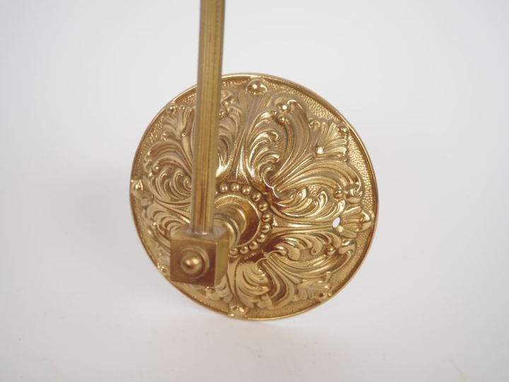 Suite de 5 appliques en laiton, abat jours en tissu plissé bordeaux.