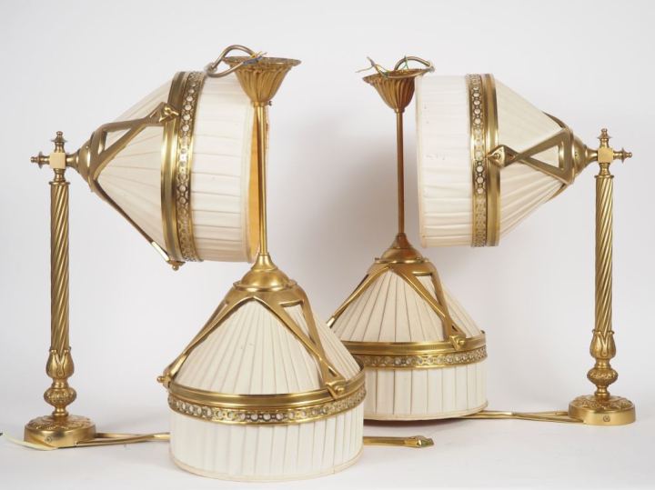 Paire d'appliques en bronze et laiton, abat jours en tissu blanc pliss