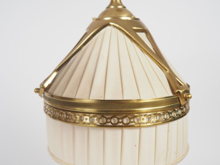 Paire d'appliques en bronze et laiton, abat jours en tissu blanc pliss