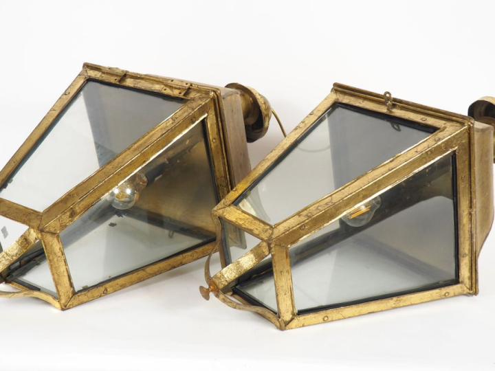 Paire de lanternes en tôle dorée et verre.  H. 62 cm.