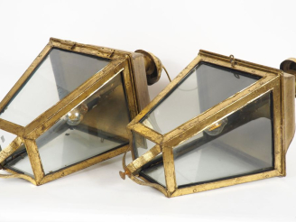 Vente aux enchères Paire de lanternes en tôle dorée et verre.  H. 62 cm.