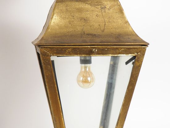 Paire de lanternes en tôle dorée et verre.  H. 62 cm.