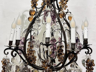 Vente aux enchères Grand lustre à pampilles en fer forgé et verre polychrome à décor de f
