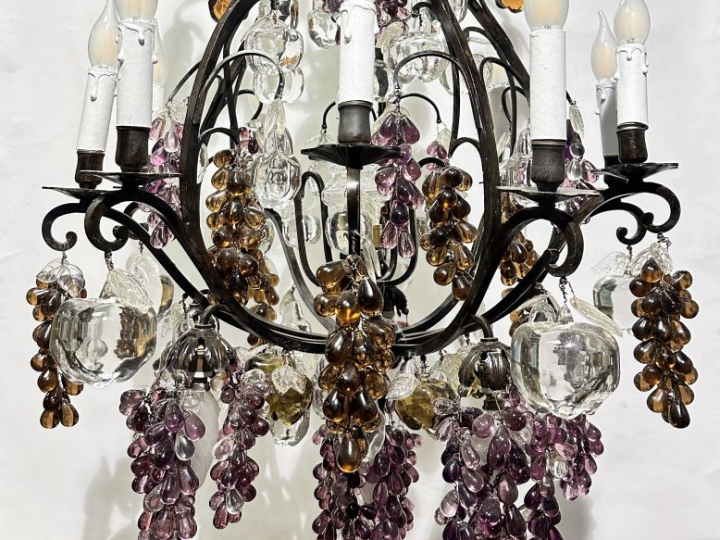 Grand lustre à pampilles en fer forgé et verre polychrome à décor de f